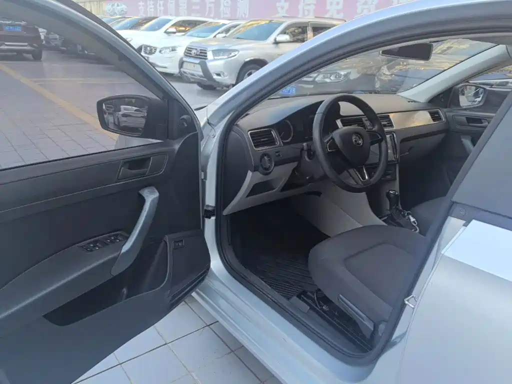 Skoda Rapid — миниатюра 16