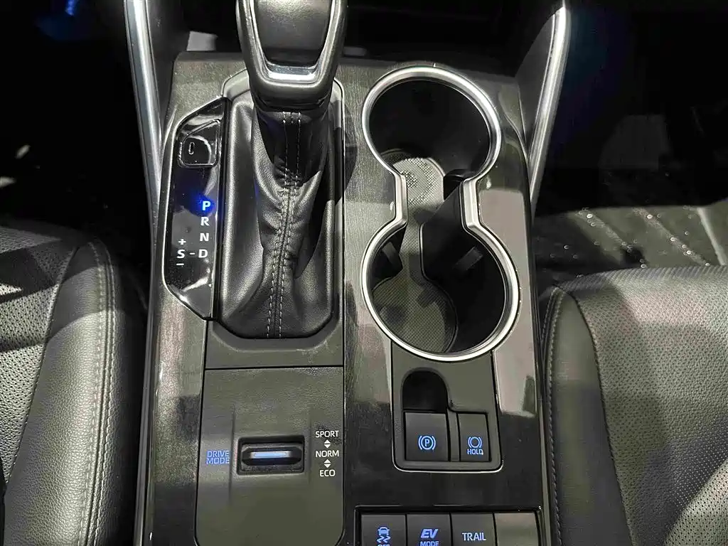 Toyota Crown Kluger — миниатюра 21