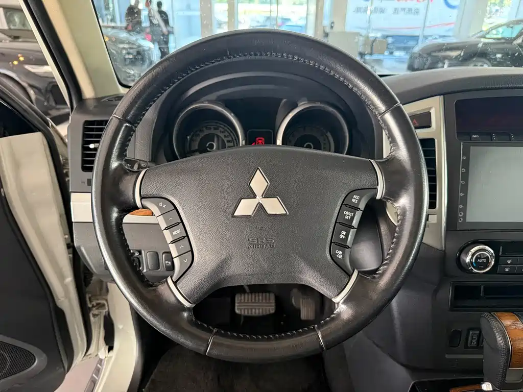 Mitsubishi Pajero (Import) — миниатюра 12