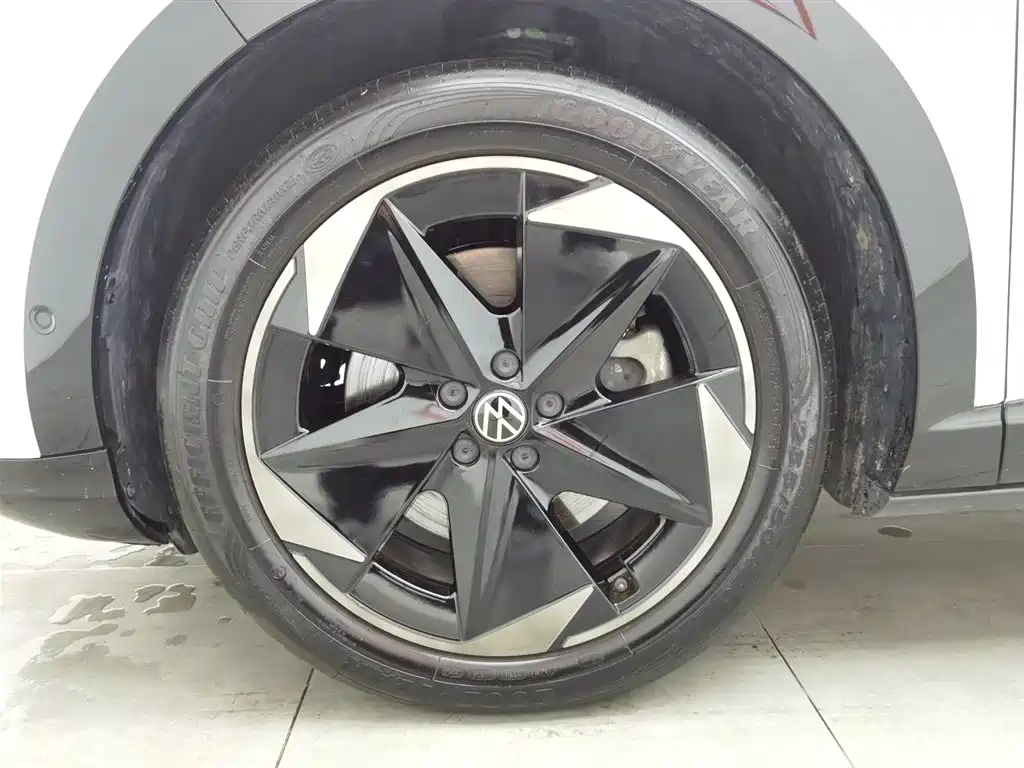 VOLKSWAGEN WITH THE CROWD 06