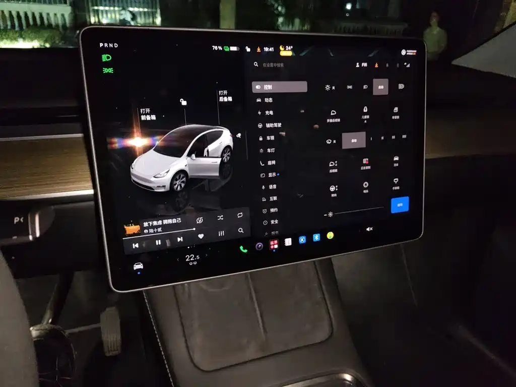 Tesla Model Y — миниатюра 9