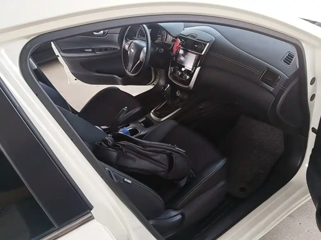 Nissan Tiida — миниатюра 9