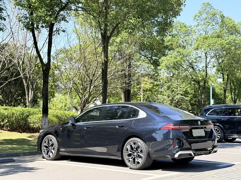 BMW 5 Series — миниатюра 6