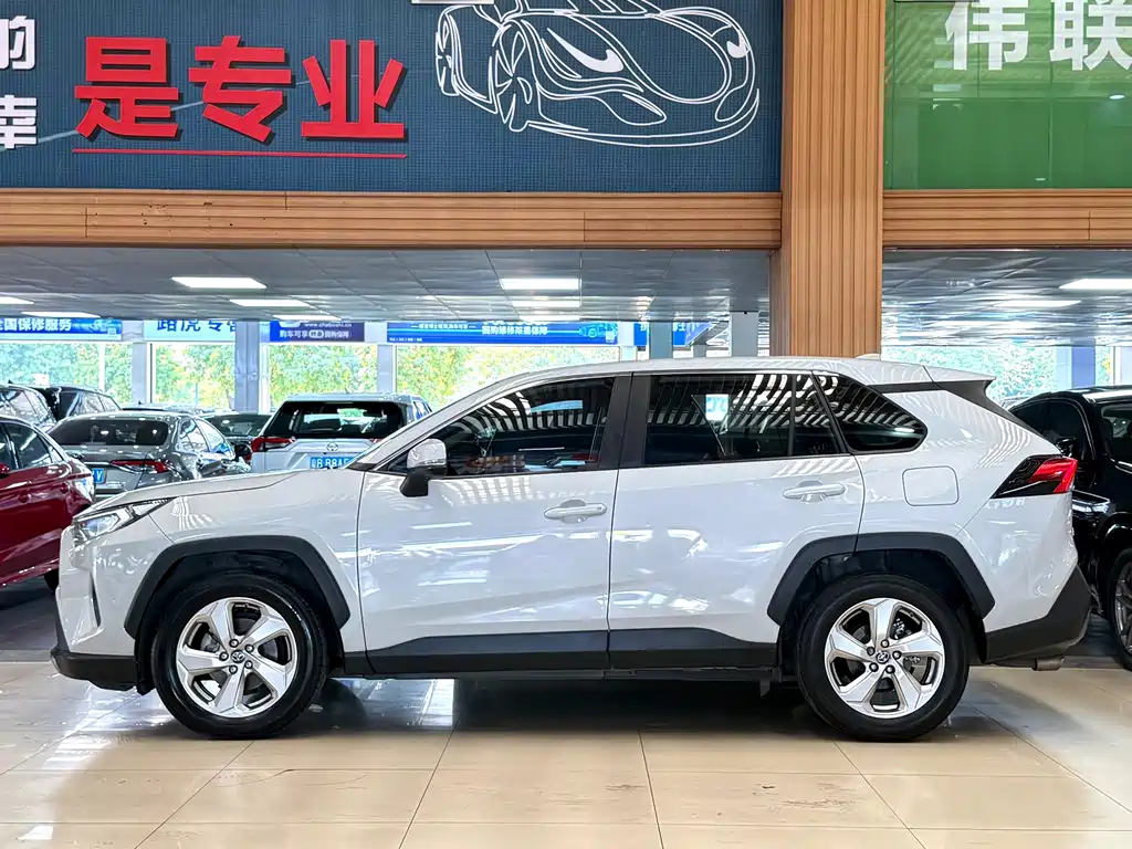 Toyota RAV4 — миниатюра 7