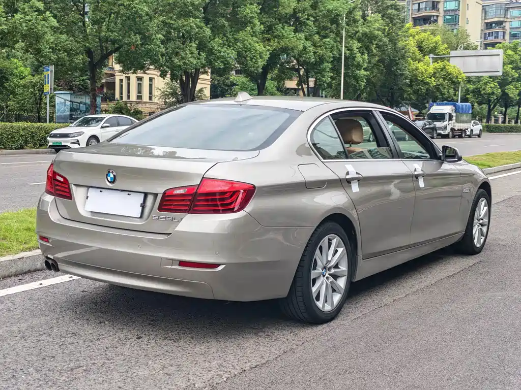 BMW 5 Series — миниатюра 8