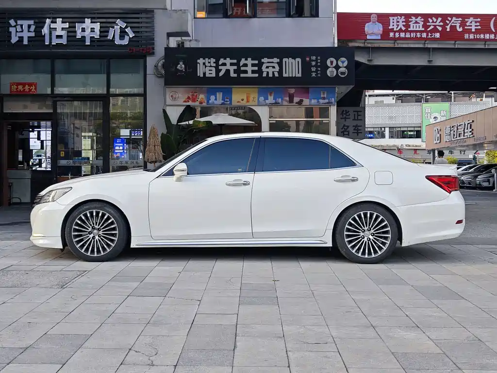 Toyota Crown — миниатюра 4