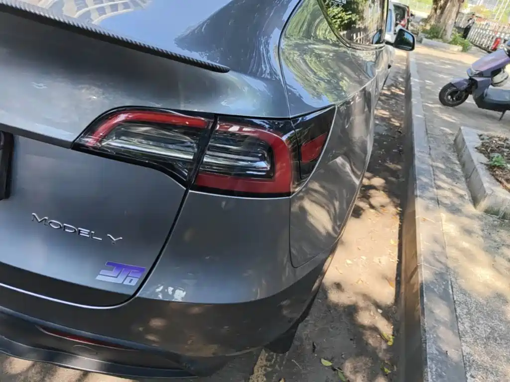 Tesla Model Y — миниатюра 8