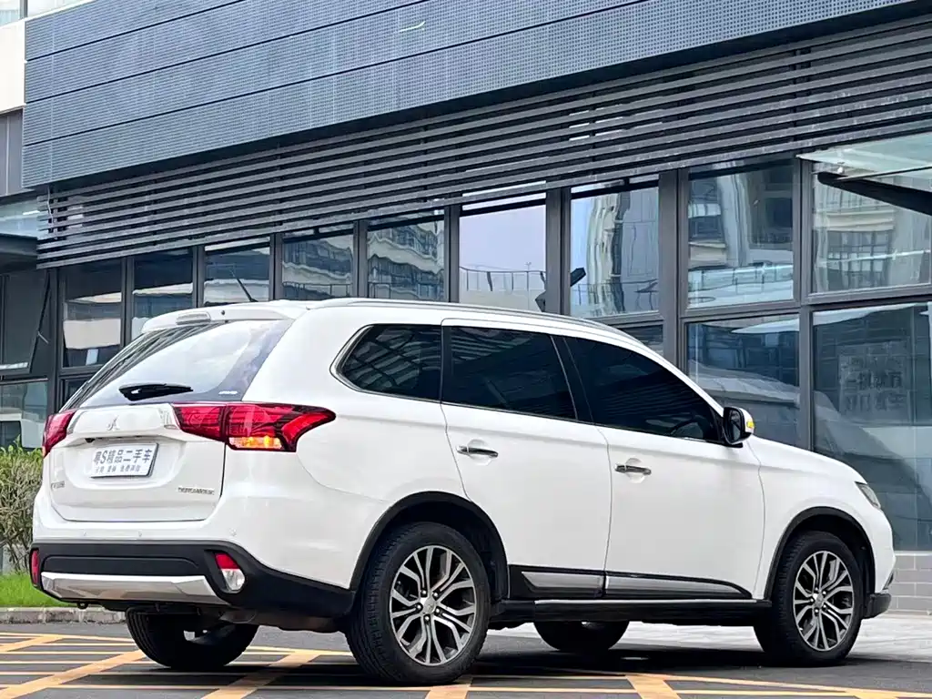 Mitsubishi Outlander — миниатюра 6