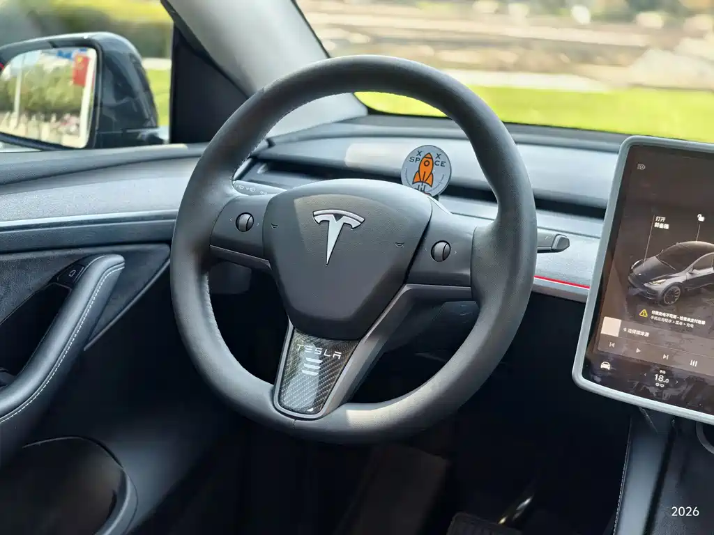 Tesla Model Y — миниатюра 9