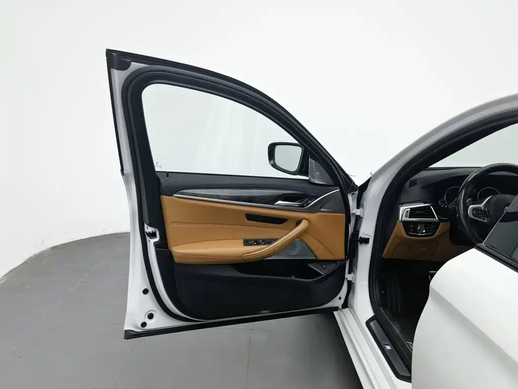 BMW 5 Series — миниатюра 8