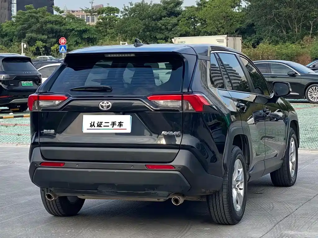 Toyota RAV4 — миниатюра 9