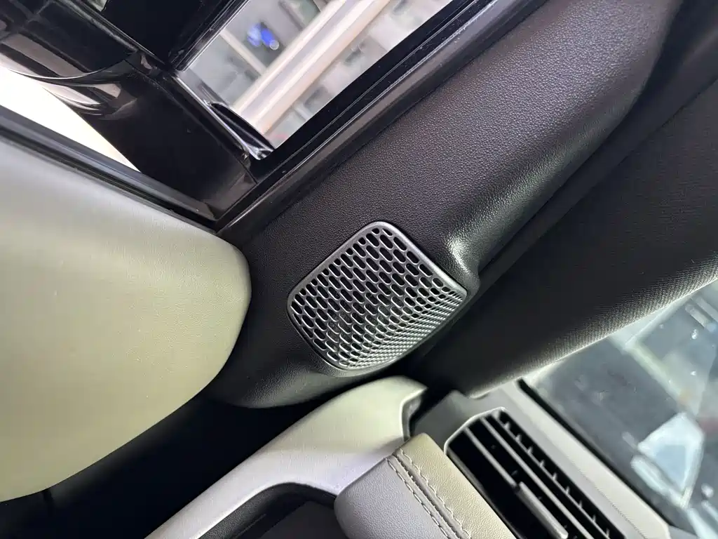 Land Rover Defender — миниатюра 29