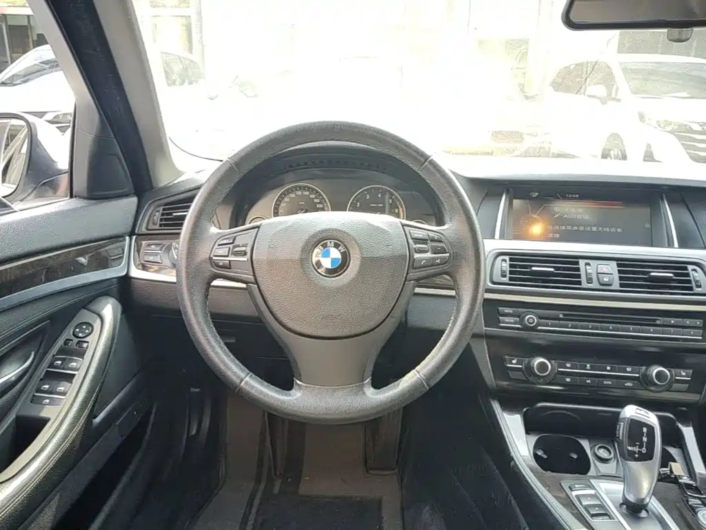 BMW 5 Series — миниатюра 11