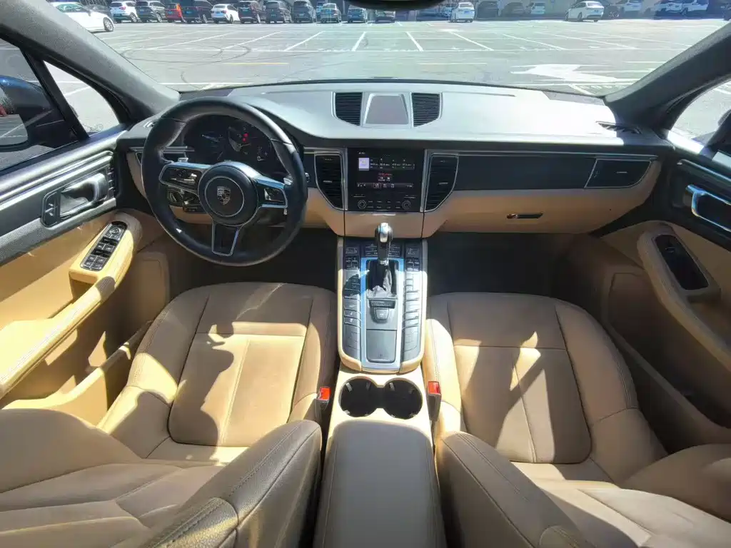 PORSCHE MACAN