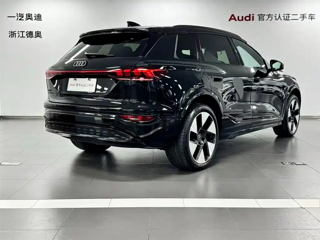 AUDI Q6L E TRON