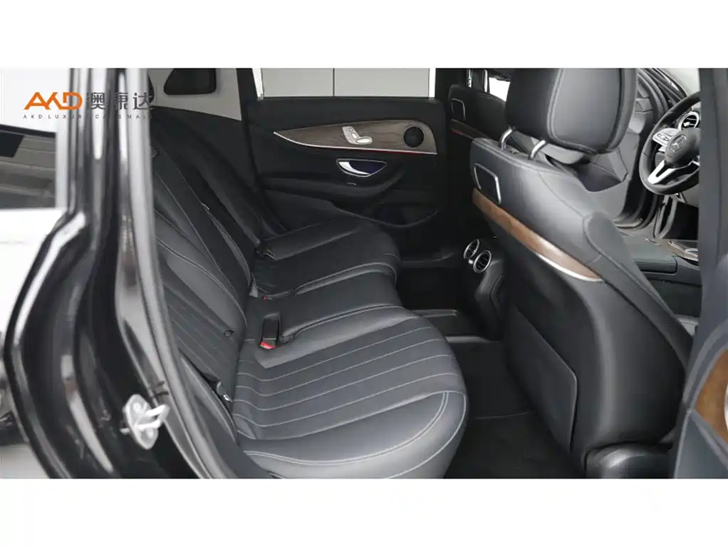 Mercedes-Benz E-Class — миниатюра 8