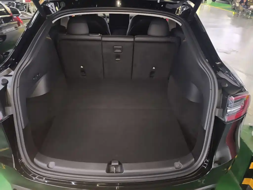 Tesla Model Y — миниатюра 19