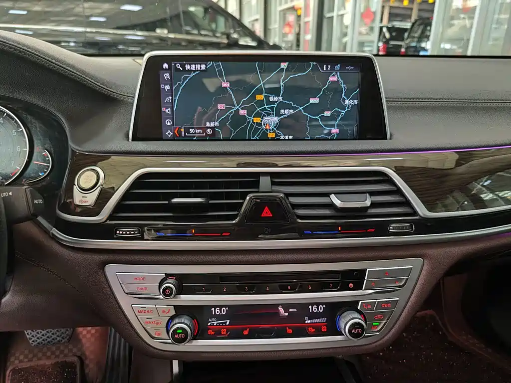 BMW 7 Series — миниатюра 10