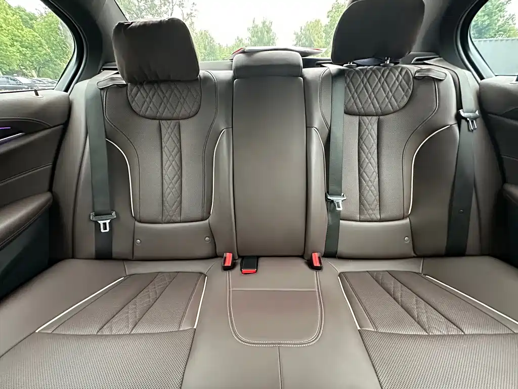 BMW 5 Series — миниатюра 21