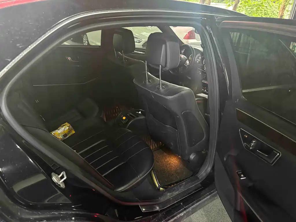 Mercedes-Benz E-Class — миниатюра 8