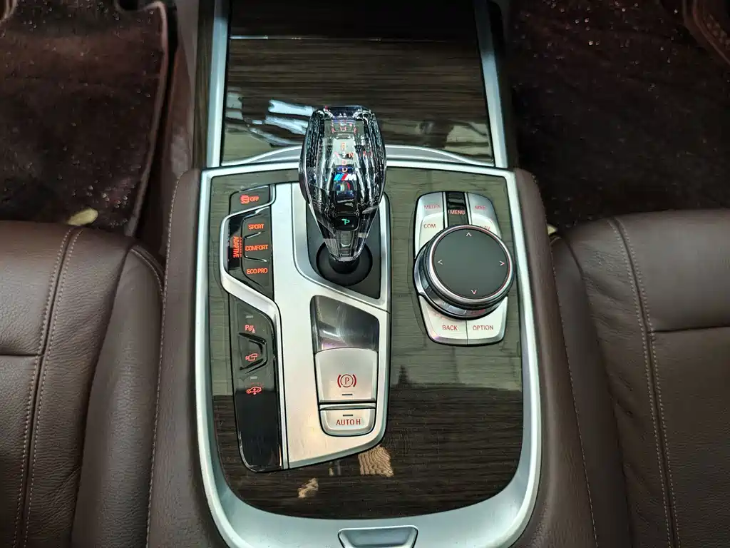 BMW 7 Series — миниатюра 13