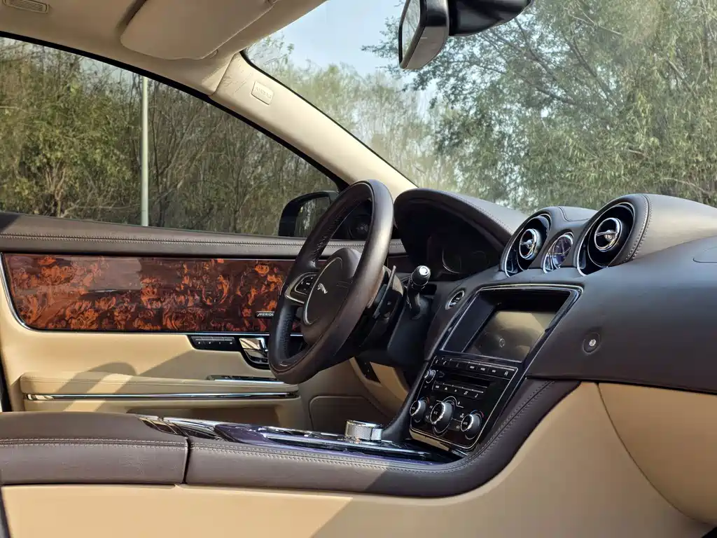 Jaguar XJ — миниатюра 6