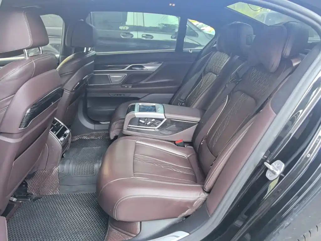 BMW 7 Series — миниатюра 17