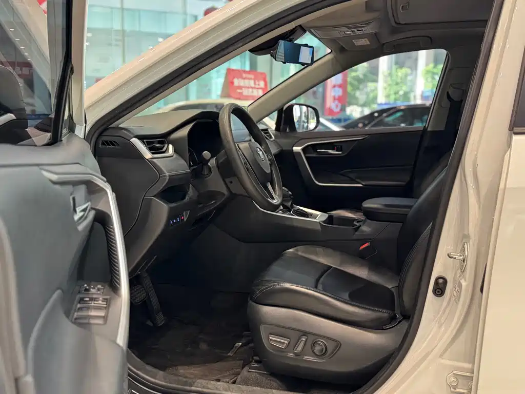 Toyota RAV4 — миниатюра 9