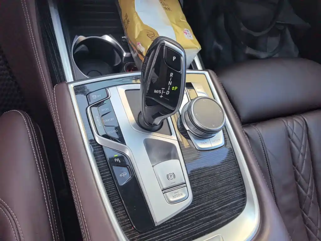 BMW 7 Series — миниатюра 14