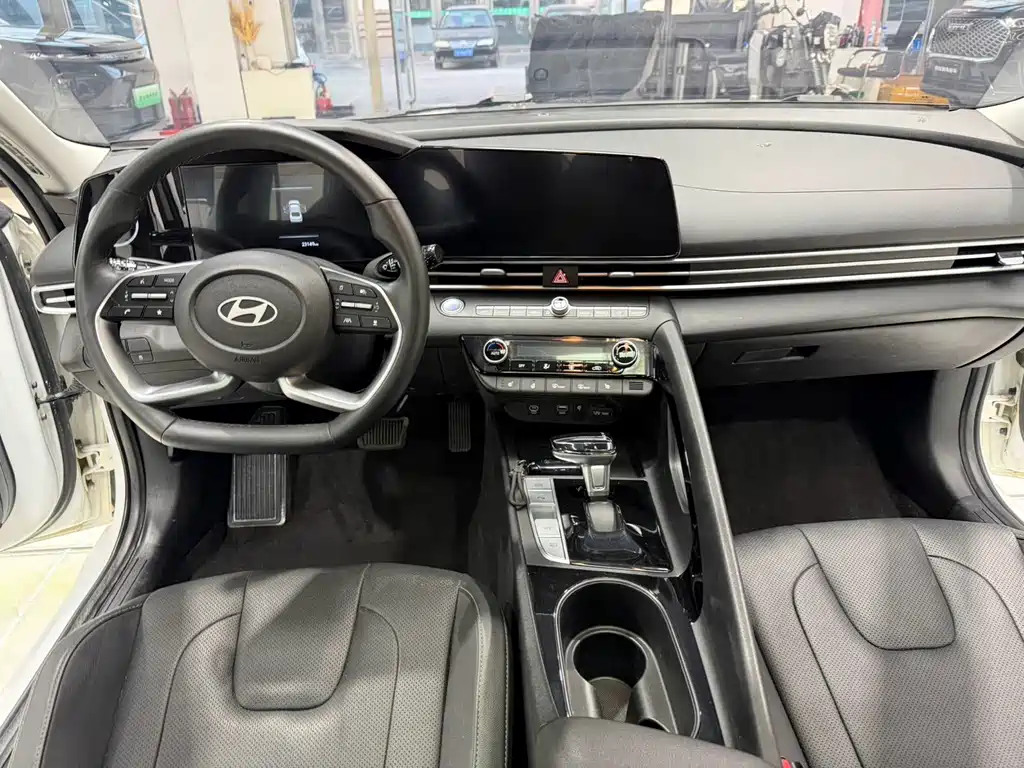 Hyundai Elantra — миниатюра 11