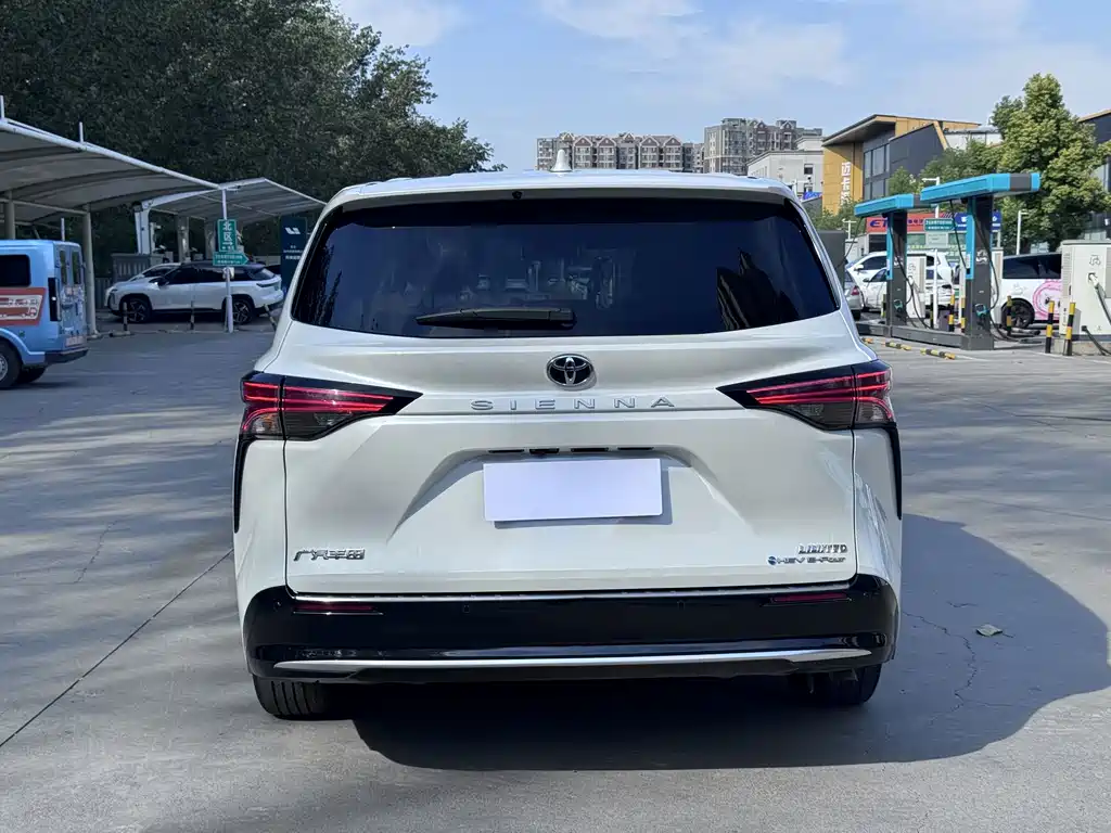 Toyota Sienna — миниатюра 4