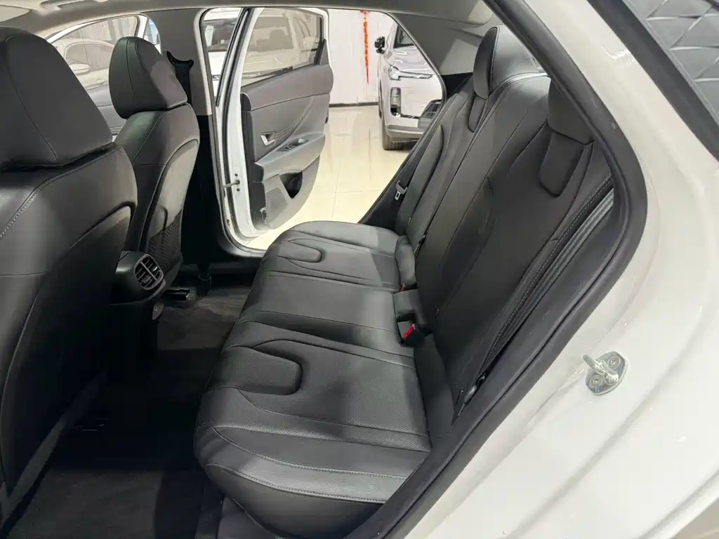 Hyundai Elantra — миниатюра 10