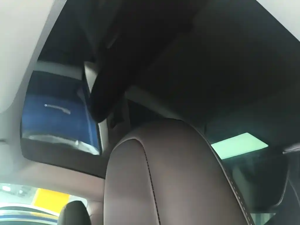 Tesla Model Y — миниатюра 18