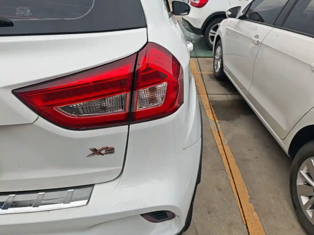 Geely Vision X3 — миниатюра 8