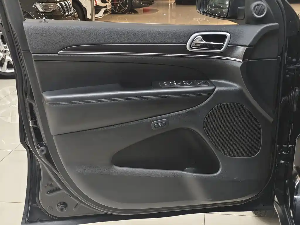 Jeep Grand Cherokee (Import) — миниатюра 4