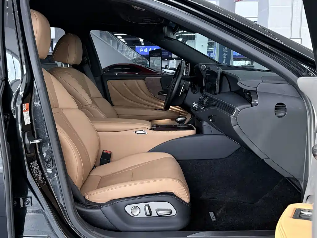 Lexus LS — миниатюра 11