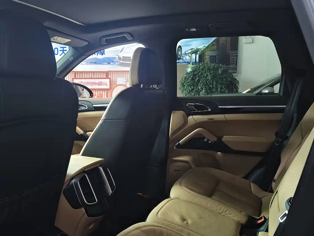 Porsche Cayenne — миниатюра 10