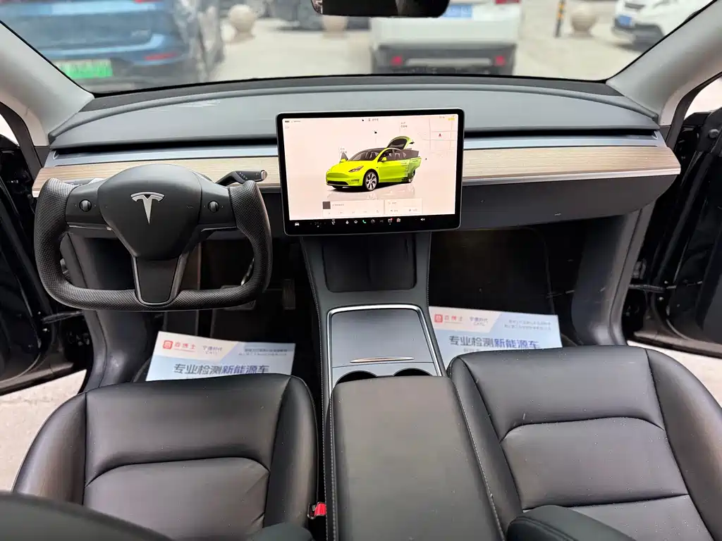 TESLA MODEL Y