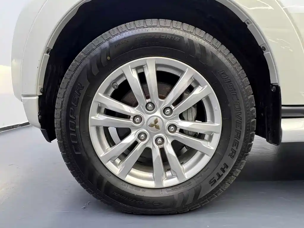 Mitsubishi Pajero (Import) — миниатюра 14