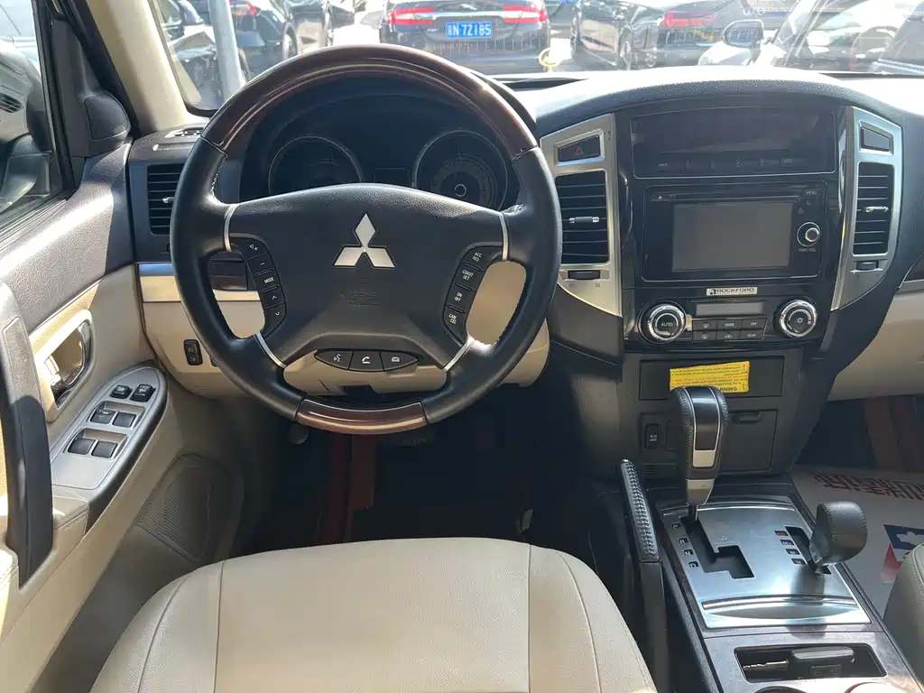 Mitsubishi Pajero (Import) — миниатюра 9