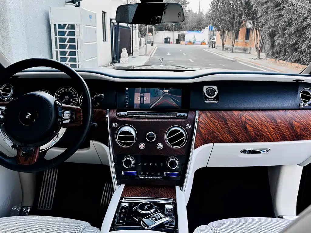 Rolls-Royce Cullinan — миниатюра 6