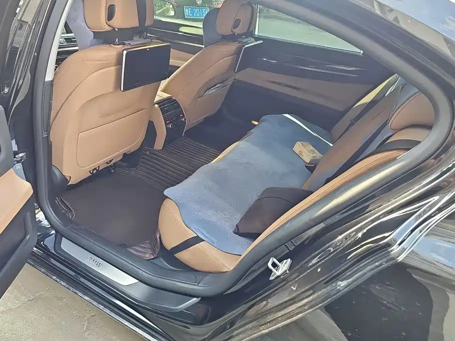 BMW 7 Series — миниатюра 11