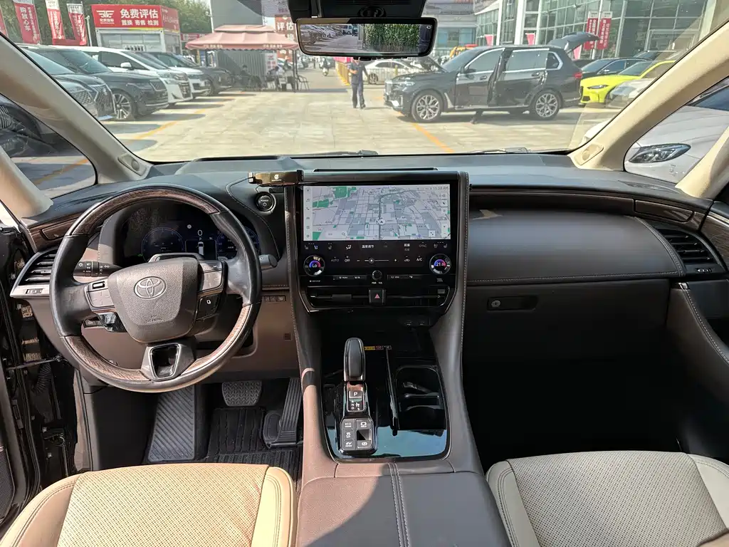 Toyota Alphard — миниатюра 9