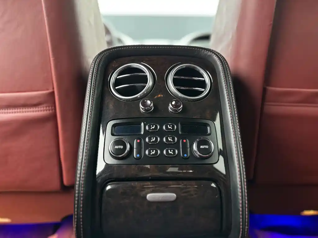 Bentley Flying Spur 2010 6.0T мест
