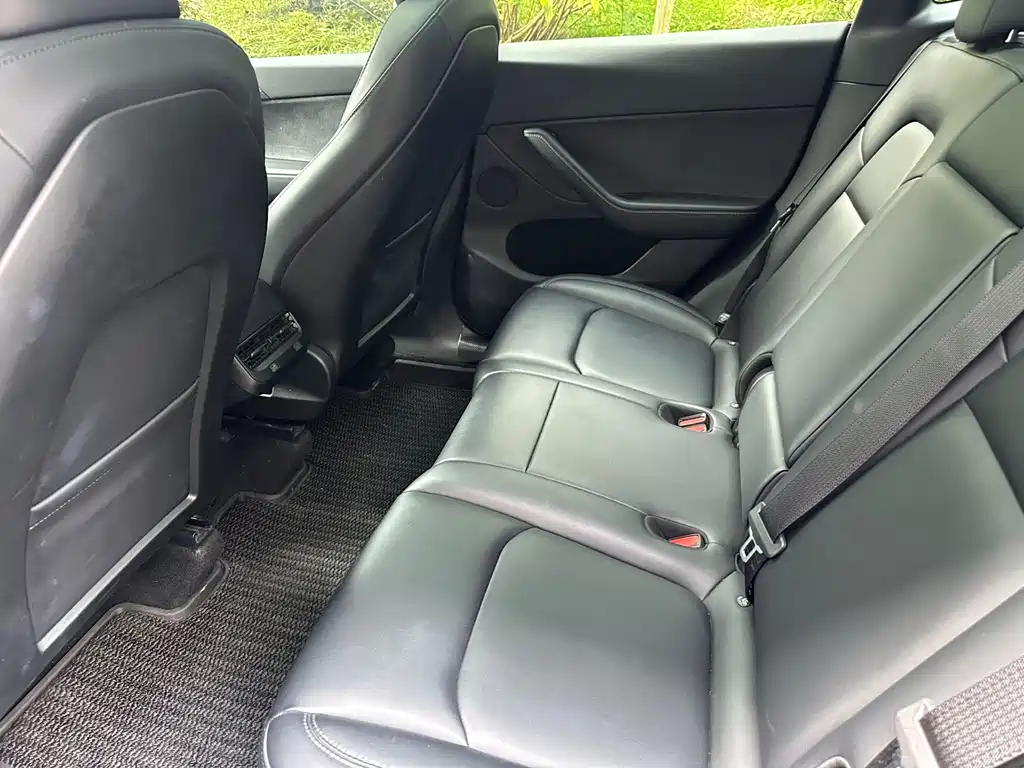 Tesla Model Y — миниатюра 9