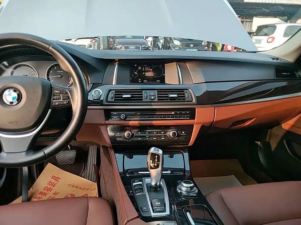 BMW 5 Series — миниатюра 13