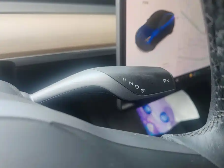 Tesla Model Y — миниатюра 16