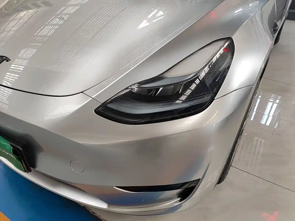 Tesla Model Y — миниатюра 24