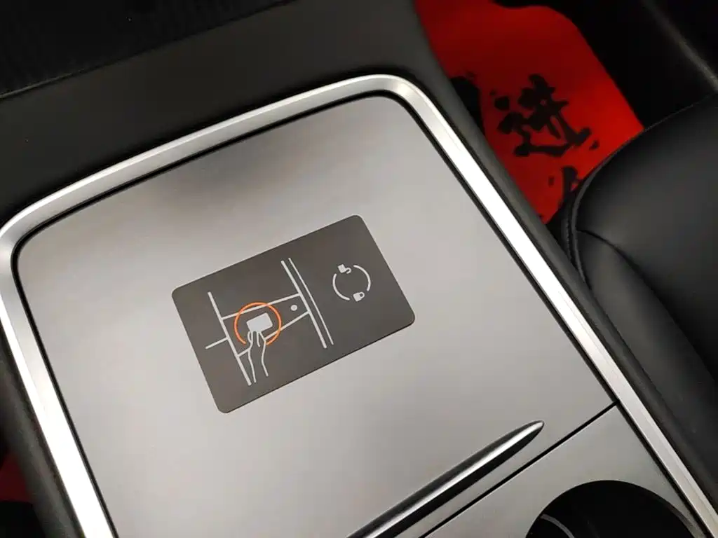 Tesla Model Y — миниатюра 9
