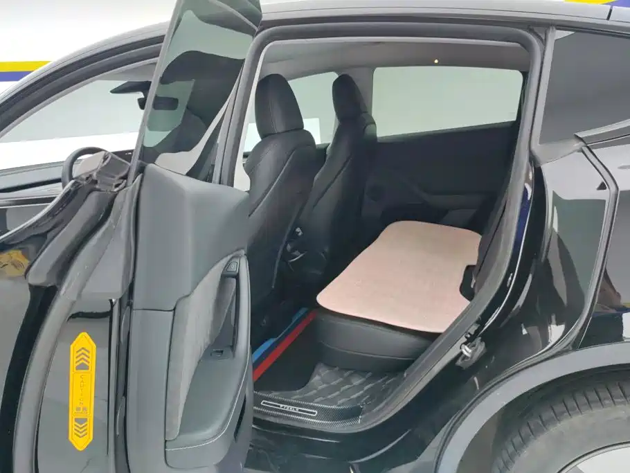 Tesla Model Y — миниатюра 11